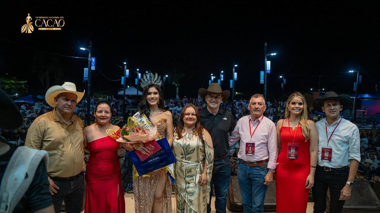 Kely Carrillo Rey, nueva reina del Cacao; el gobernador Renson Martínez Prada y su equipo
