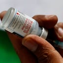 Un trabajador de salud prepara una vacuna Moderna COVID-19 en un centro de vacunación, en Lahore, Pakistán. Un alto funcionario de la Agencia Europea de Medicamentos dijo el jueves 15 de julio que se espera una decisión sobre si recomendar que la vacuna COVID-19 de Moderna sea autorizada para niños a fines de la próxima semana, en lo que podría ser la primera licencia de este tipo para el uso de la inyección en niños. a nivel mundial. (Foto AP / K.M. Chaudary, archivo)