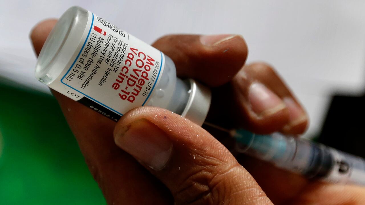 Un trabajador de salud prepara una vacuna Moderna COVID-19 en un centro de vacunación, en Lahore, Pakistán. Un alto funcionario de la Agencia Europea de Medicamentos dijo el jueves 15 de julio que se espera una decisión sobre si recomendar que la vacuna COVID-19 de Moderna sea autorizada para niños a fines de la próxima semana, en lo que podría ser la primera licencia de este tipo para el uso de la inyección en niños. a nivel mundial. (Foto AP / K.M. Chaudary, archivo)