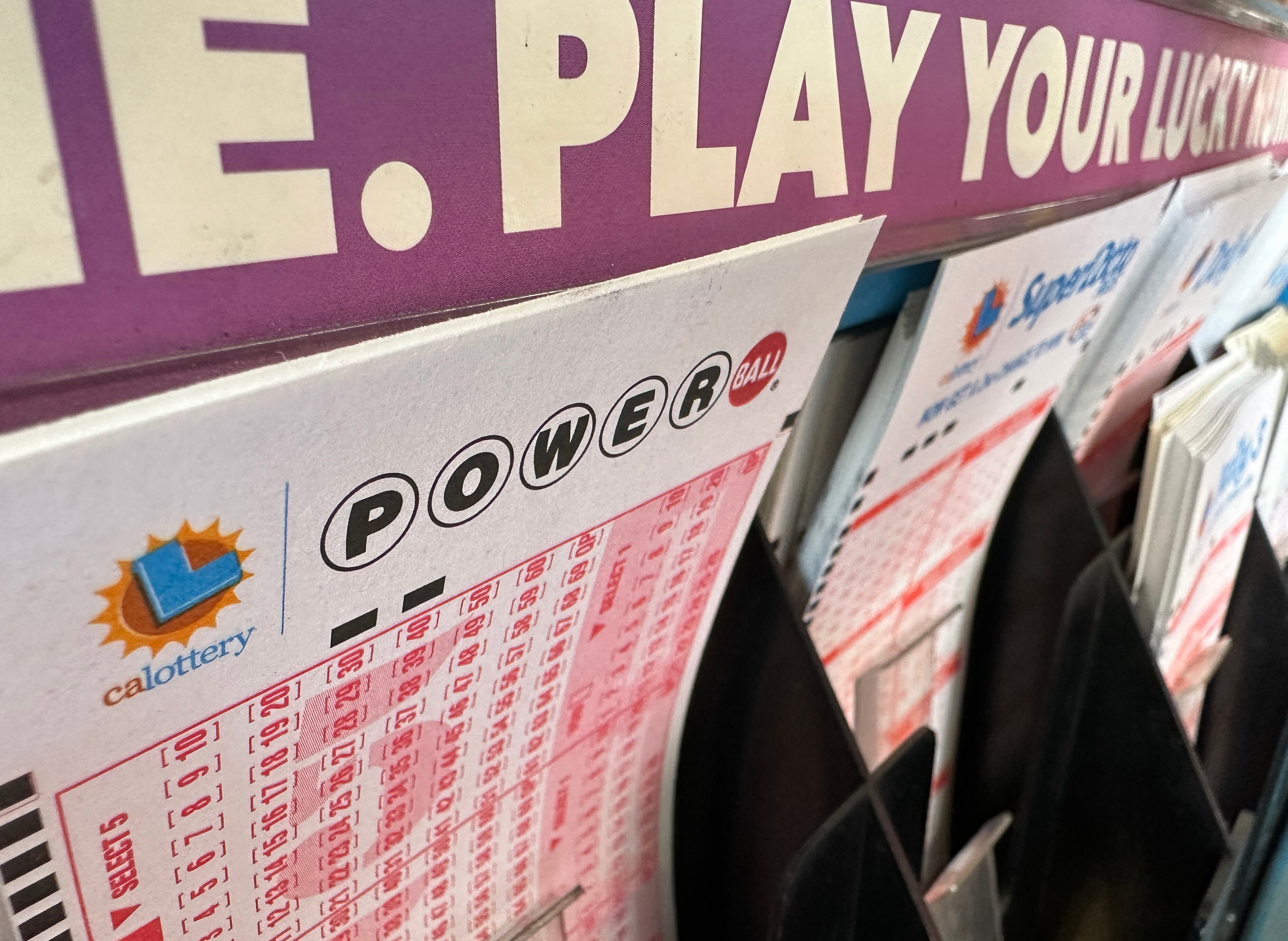 La estación de lotería dentro de ABC Liquor en Garden Grove, CA, el miércoles 2 de noviembre de 2022. El premio Powerball se disparó a $1.2 mil millones después de que no se encontraran ganadores el lunes