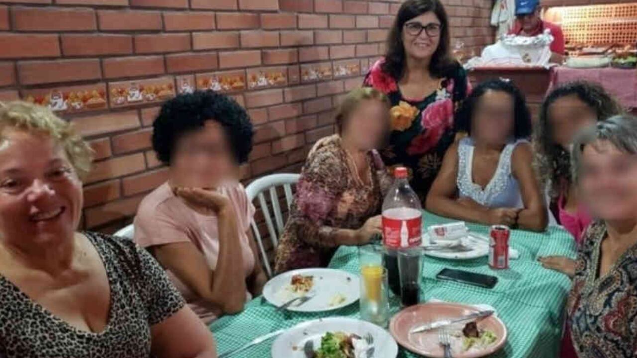 Salete (primera desde la izquierda) junto sus hermanas y otros familiares; Vera es la que está de pie.