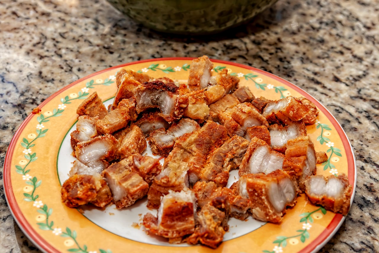 La carne de cerdo se debe cocinar muy bien.