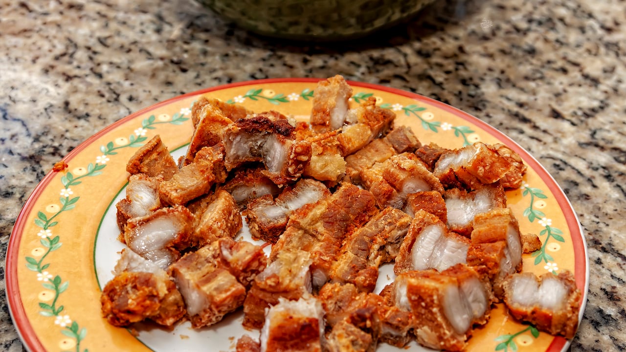 La carne de cerdo se debe cocinar muy bien.