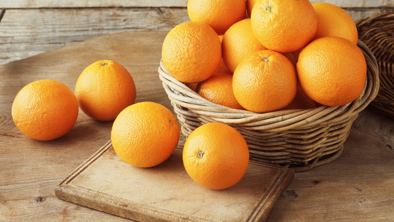Las naranjas tienen un alto contenido de vitamina C.