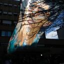 Una pancarta del ex astro del fútbol Diego Maradona cuelga afuera del hospital donde está hospitalizado en La Plata, Argentina, el martes 3 de noviembre de 2020. Diego Maradona fue ingresado en el hospital con signos de depresión el lunes, tres días después de cumplir 60 años. Foto: AP / Natacha Pisarenko.