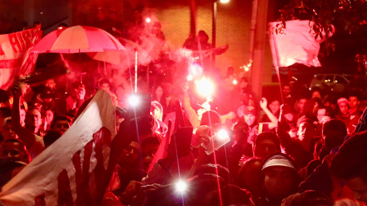 La barra de Santa Fe hizo presencia en el hotel para alentar a los jugadores previo al juego por la Sudamericana.