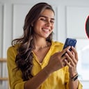 Imagen de referencia de mujer conectando su celular a internet.