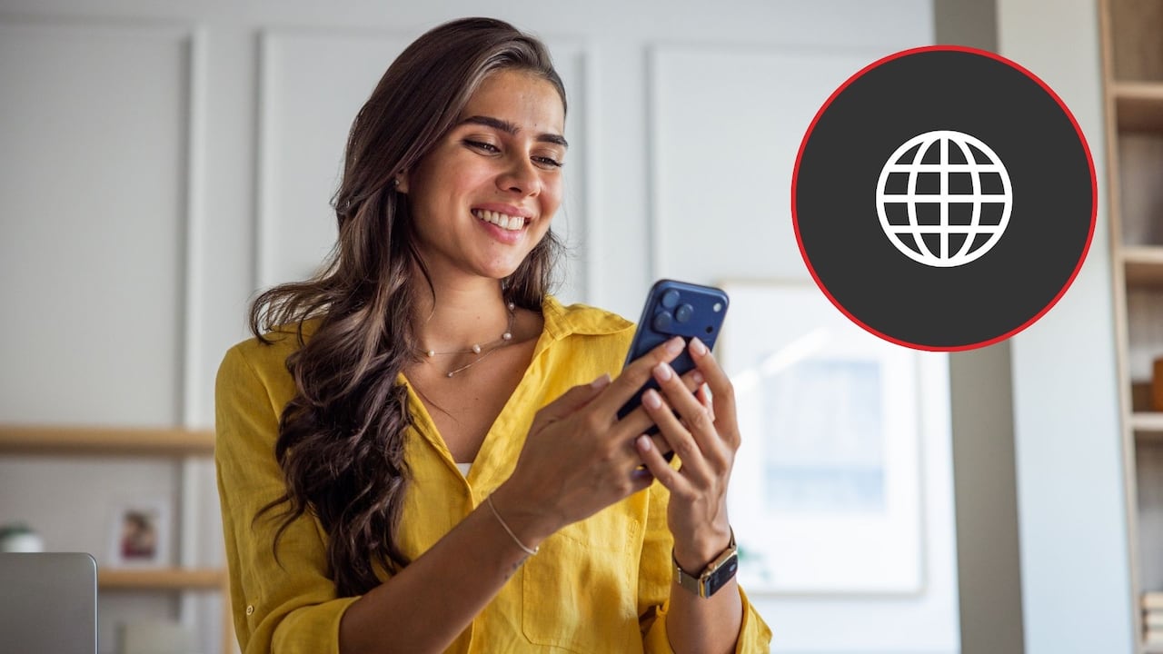 Imagen de referencia de mujer conectando su celular a internet.