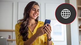 Imagen de referencia de mujer conectando su celular a internet.