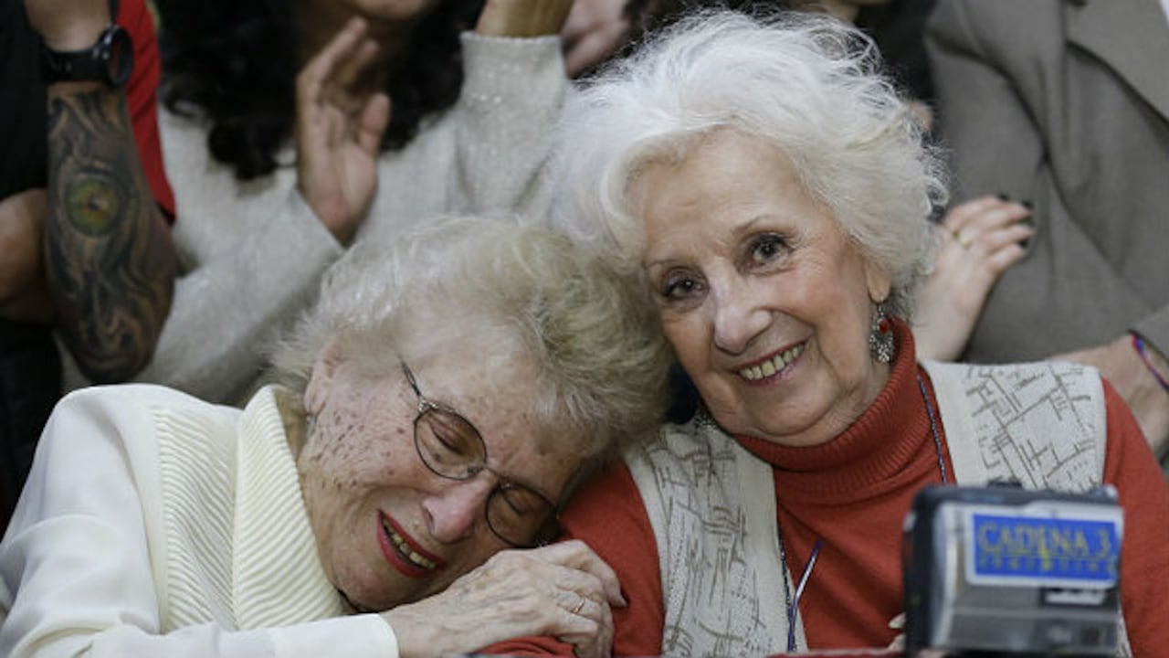 Conferencia de las abuelas de la Plaza Mayor en Buenos Aires.