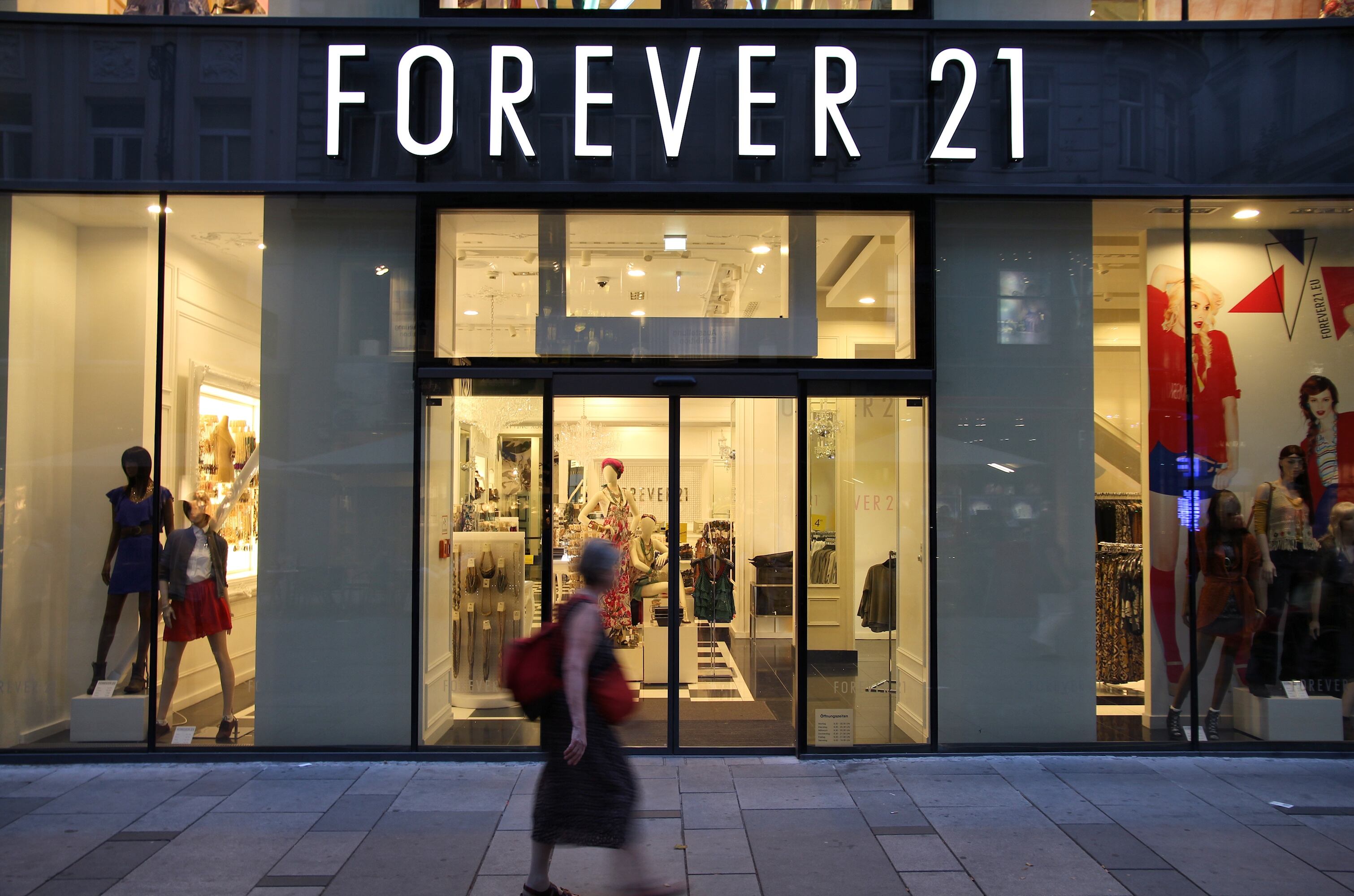 La marca de moda Forever 21 cuenta con 480 tiendas en todo el mundo y generó 2.600 millones de dólares en ingresos en 2011.