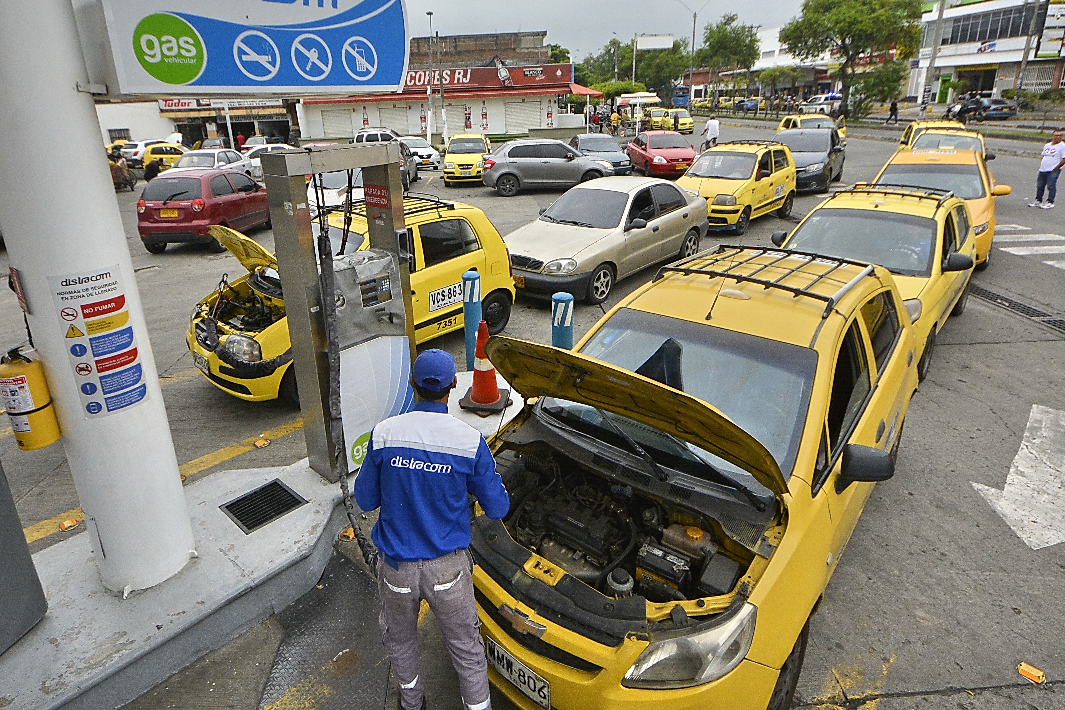 A las 8.30 am las estaciones de gas iniciaron el el suministro. Desde tempranas horas ya cientos de vehículos hacían largas filas para tanquear. Así fue en la estación de gas de Gazel ubicada sobre la calle 25 con carrera 8