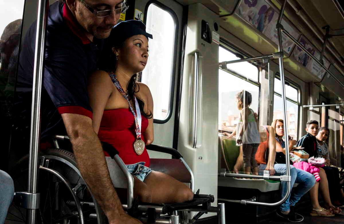 Su mentor es Abel Echeverry, un entrenador de deportistas convencionales que vio en Virgelina el «perrenque» (verraquera costeña) necesario para convertirla en una gran atleta. Foto: Cristhian Agudelo/ Instituto Henry Agudelo