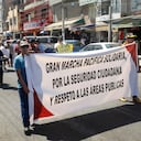 Residentes de la sureña ciudad de Tacna, fronteriza con Chile, marchan el 21 de abril de 2023 en su distrito comercial, protestando contra los crecientes índices de criminalidad atribuidos a los cientos de inmigrantes, en su mayoría venezolanos, que han llegado a su ciudad. Cientos de migrantes, muchos de ellos indocumentados, se aglomeran desde hace semanas en el paso fronterizo de Tacna entre Perú y Chile. "Un promedio de 150 a 200 personas" se han concentrado "en este paso fronterizo en los últimos días", informó. Foto: AFP