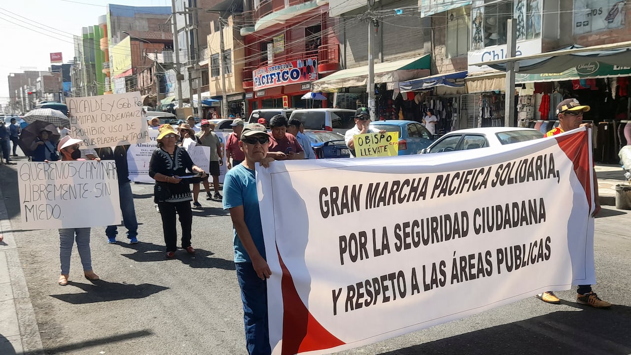 Residentes de la sureña ciudad de Tacna, fronteriza con Chile, marcharon el 21 de abril de 2023 en su distrito comercial, protestando contra los crecientes índices de criminalidad atribuidos a los cientos de inmigrantes, en su mayoría venezolanos, que han llegado a su ciudad. Cientos de migrantes, muchos de ellos indocumentados, se aglomeran desde hace semanas en el paso fronterizo de Tacna entre Perú y Chile. "Un promedio de 150 a 200 personas" se han concentrado "en este paso fronterizo en los últimos días", informó. Foto: AFP