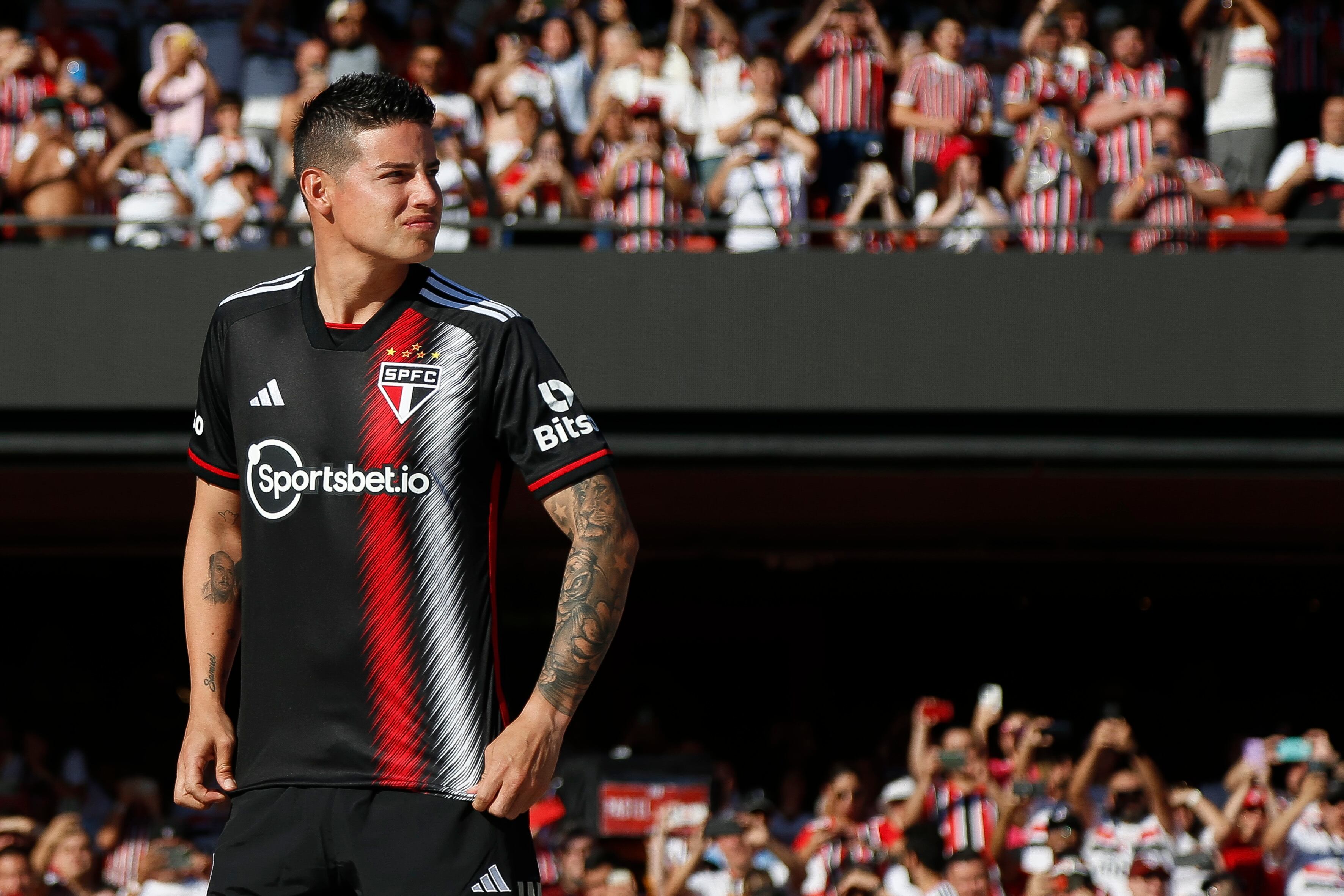 SAO PAULO, BRAZIL - AUGUST 06: Newly signed player James Rodriguez is introduced to the fans before a match between Sao Paulo and Atletico Mineiro as part of Brasileirao Series A 2023 at Morumbi Stadium on August 06, 2023 in Sao Paulo, Brazil. (Photo by Miguel Schincariol/Getty Images)