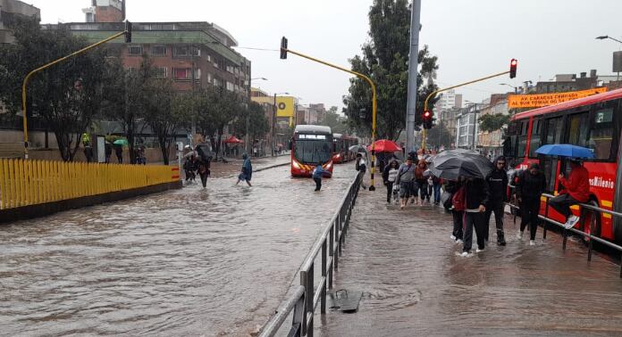 Reportan inundaciones y encharcamientos en varias vías de la ciudad.