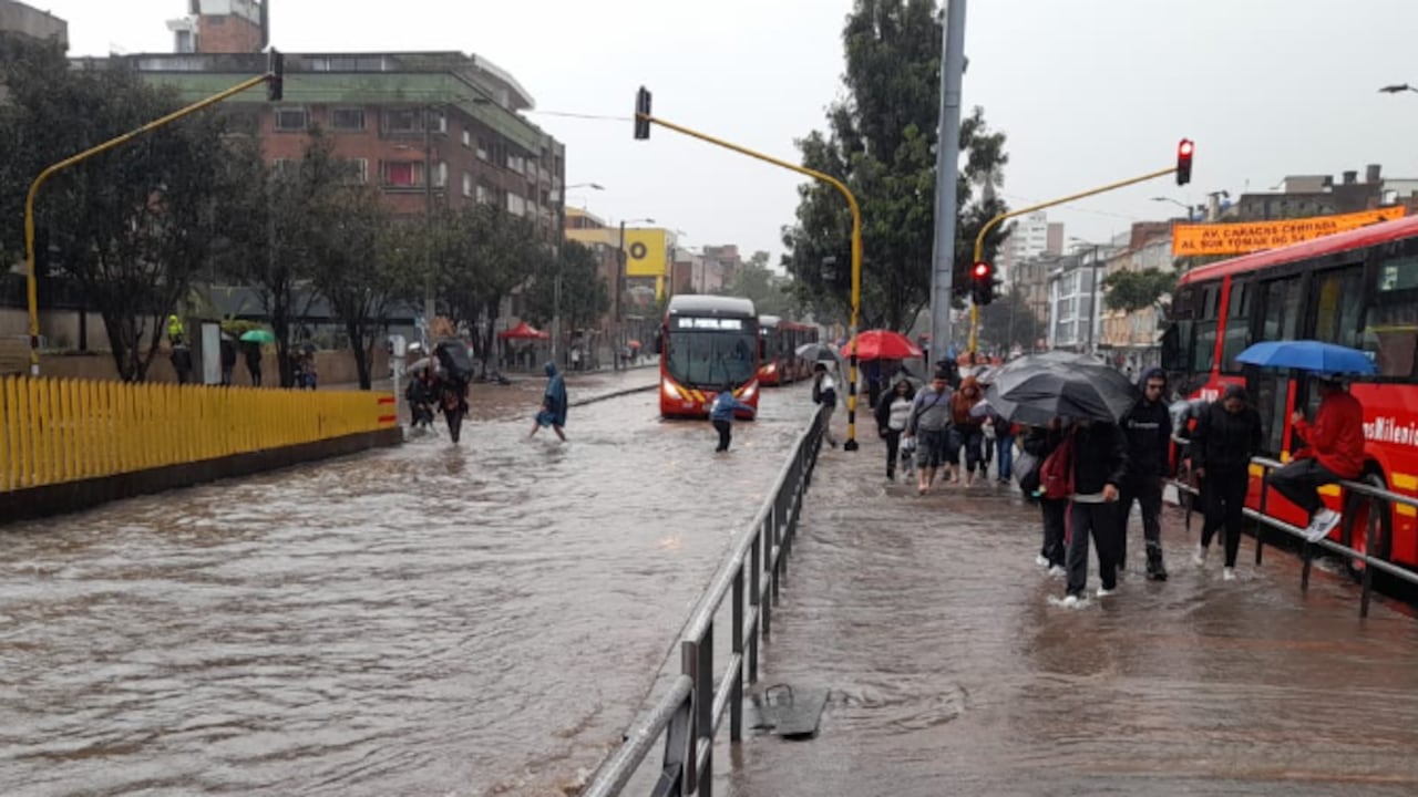 Reportan inundaciones y encharcamientos en varias vías de la ciudad.