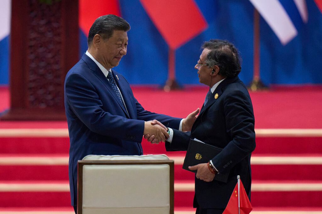 El presidente chino, Xi Jinping (izquierda), estrecha la mano del presidente colombiano, Gustavo Petro, tras pronunciar su discurso inaugural en la ceremonia inaugural de la Cuarta Reunión Ministerial del Foro de China y la Comunidad de Estados Latinoamericanos y Caribeños (CELAC), en el Centro Nacional de Convenciones de China, en Pekín, el martes 13 de mayo de 2025.