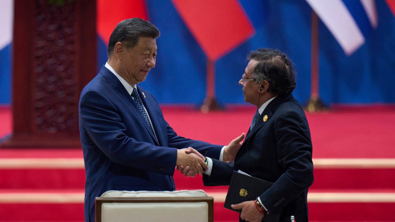 El presidente chino, Xi Jinping (izquierda), estrecha la mano del presidente colombiano, Gustavo Petro, tras pronunciar su discurso inaugural en la ceremonia inaugural de la Cuarta Reunión Ministerial del Foro de China y la Comunidad de Estados Latinoamericanos y Caribeños (CELAC), en el Centro Nacional de Convenciones de China, en Pekín, el martes 13 de mayo de 2025.