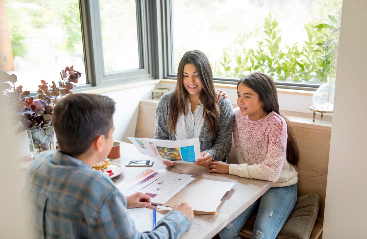 Como de acuerdo con el EF English Proficiency Index 2020 en Colombia el nivel de inglés es uno de los más bajos de Latinoamérica, la compañía donará más de 43.000 cursos de inglés, para niños y niñas en varios departamentos y que hacen parte del programa de acción humanitaria de la fundación.