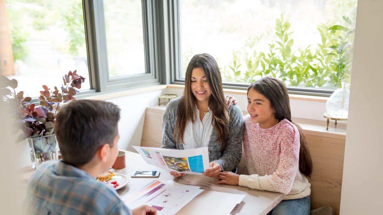 Como de acuerdo con el EF English Proficiency Index 2020 en Colombia el nivel de inglés es uno de los más bajos de Latinoamérica, la compañía donará más de 43.000 cursos de inglés, para niños y niñas en varios departamentos y que hacen parte del programa de acción humanitaria de la fundación.