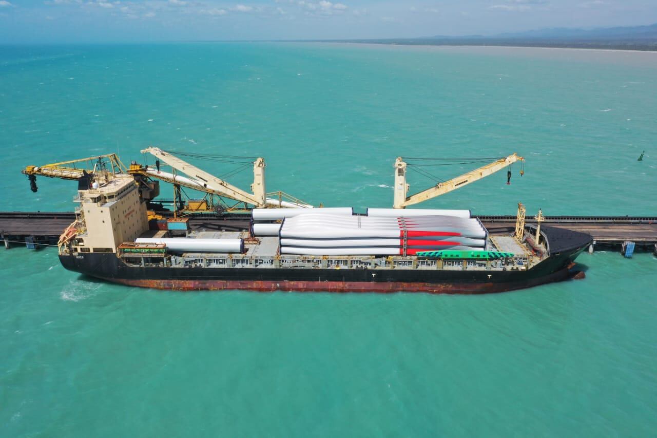 Llegada de las primeras turbinas eólicas del país.