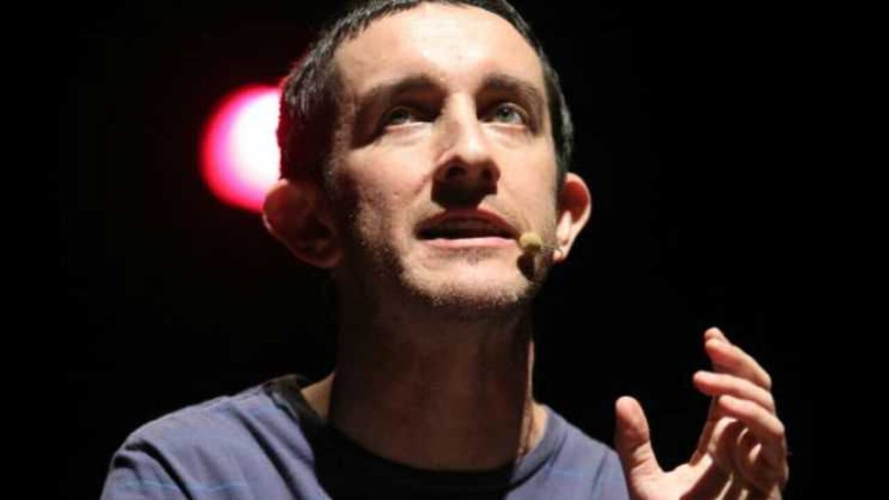 Gonzalo Valderrama es considerado el padre de los humoristas dedicados al stand-up comedy.