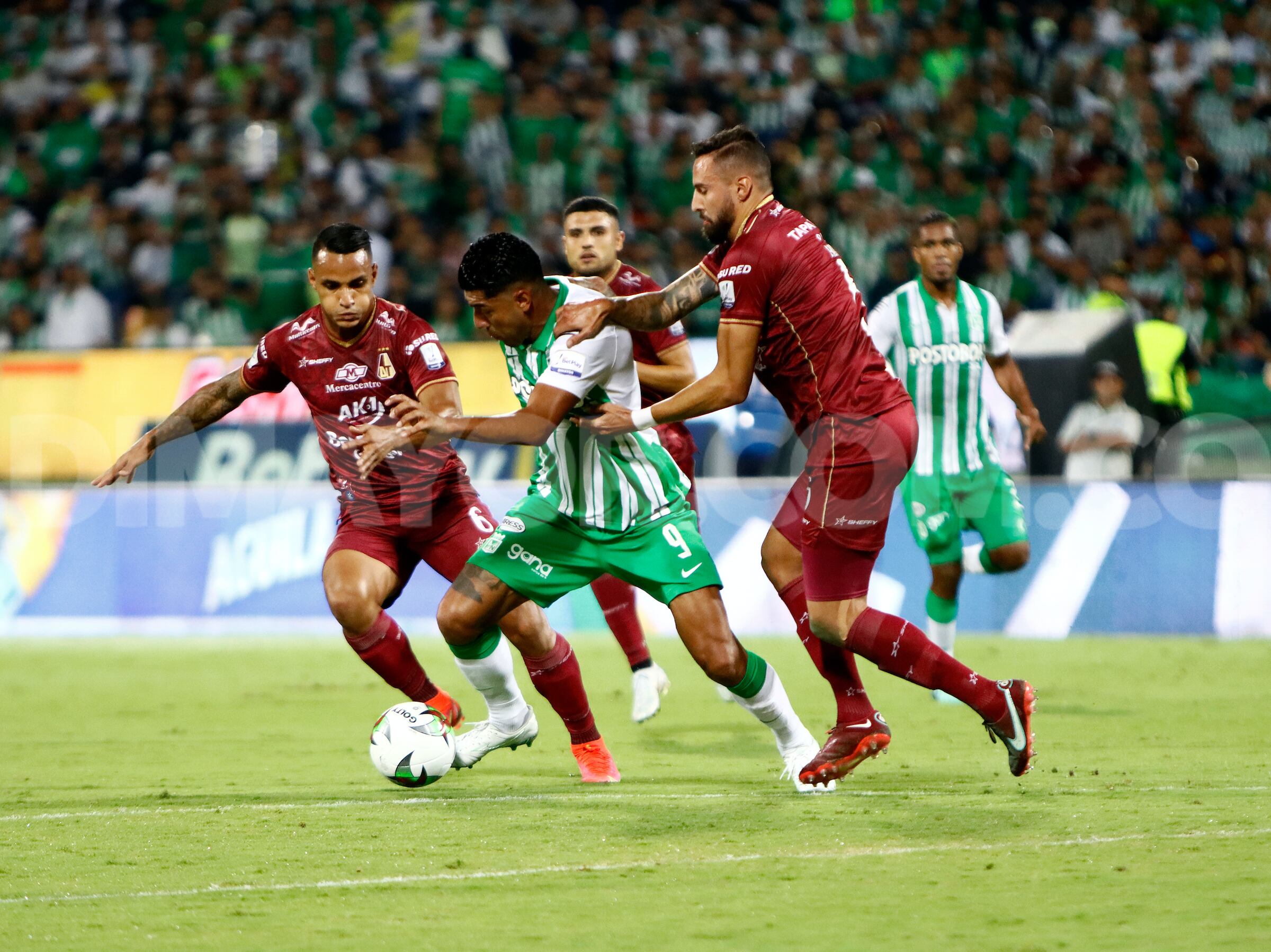 Jefferson Duque disputando un balón con José Moya.
