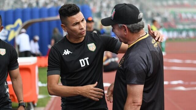 Dayron Pérez (izq) exentrenador de Envigado, junto a Hernán Darío Herrera (der.) técnico del Once Caldas.