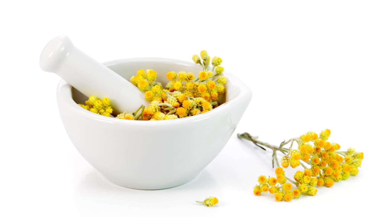 Esta planta tiene propiedades antiinflamatorios, antisépticos y astringentes.