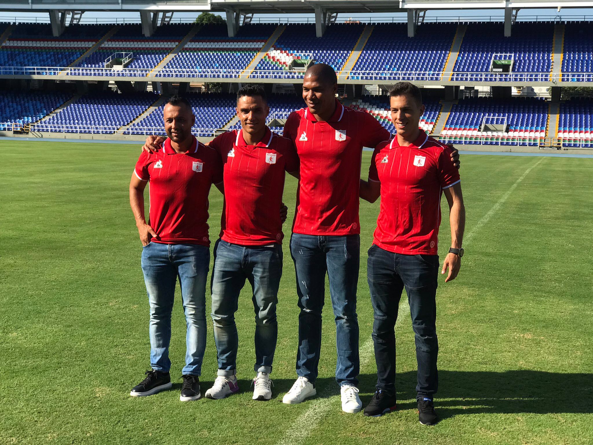 Lucas González fue presentado junto a su cuerpo técnico en América de Cali. Foto: Twitter jorgepubliradio