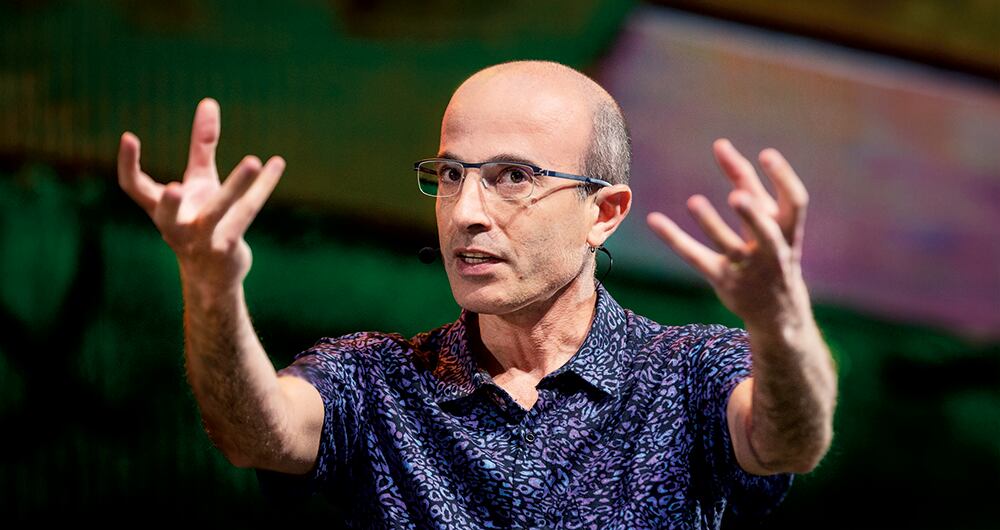 Yuval Noah Harari ilustra que los extremos políticos se sirven de la tecnología sin control y la desconfianza para sembrar sus semillas.   