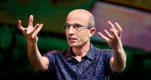 Yuval Noah Harari ilustra que los extremos políticos se sirven de la tecnología sin control y la desconfianza para sembrar sus semillas.