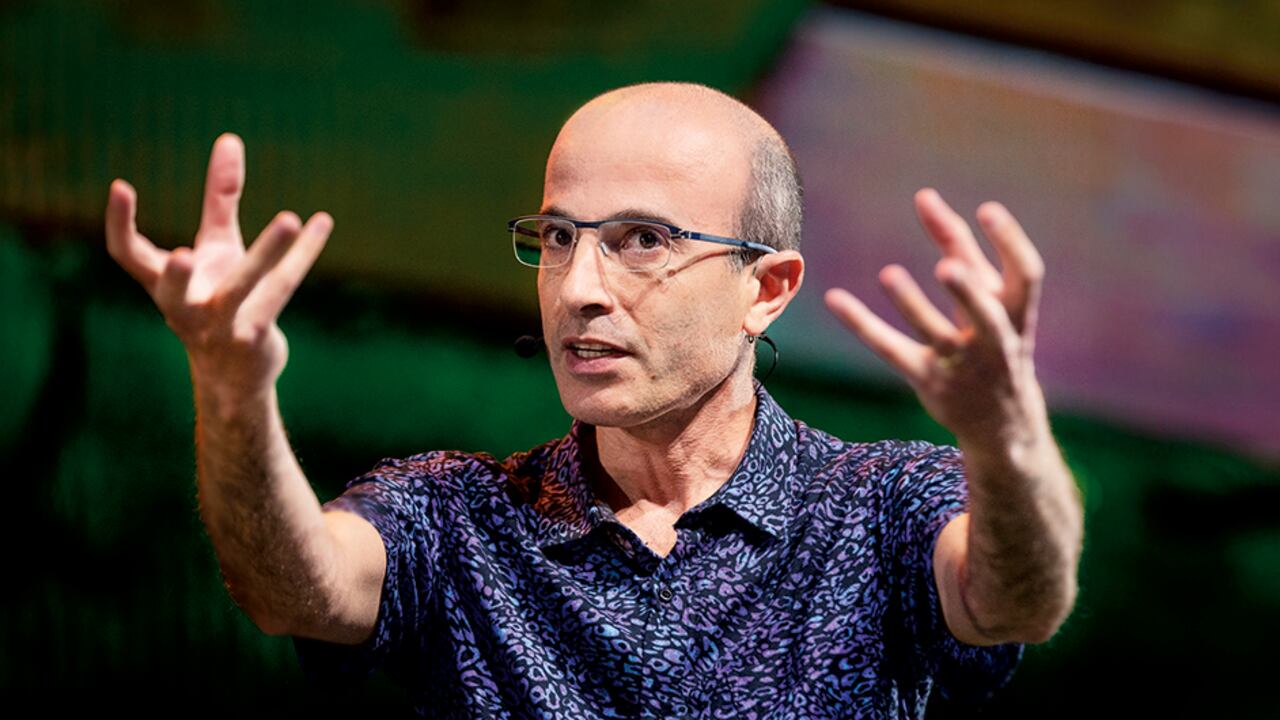 Yuval Noah Harari ilustra que los extremos políticos se sirven de la tecnología sin control y la desconfianza para sembrar sus semillas.