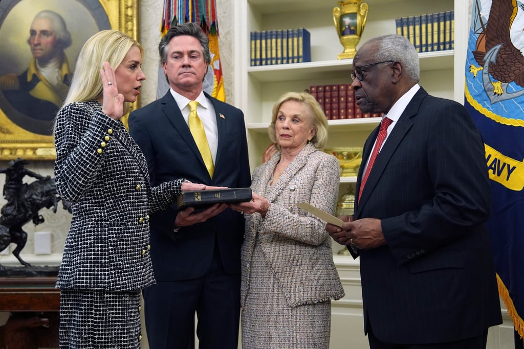 Pam Bondi presta juramento como Fiscal General ante el juez asociado de la Corte Suprema Clarence Thomas (derecha), mientras su socio John Wakefield y su madre Patsy Bondi observan, en la Oficina Oval de la Casa Blanca, el miércoles 5 de febrero de 2025, en Washington. (Foto AP/Evan Vucci)