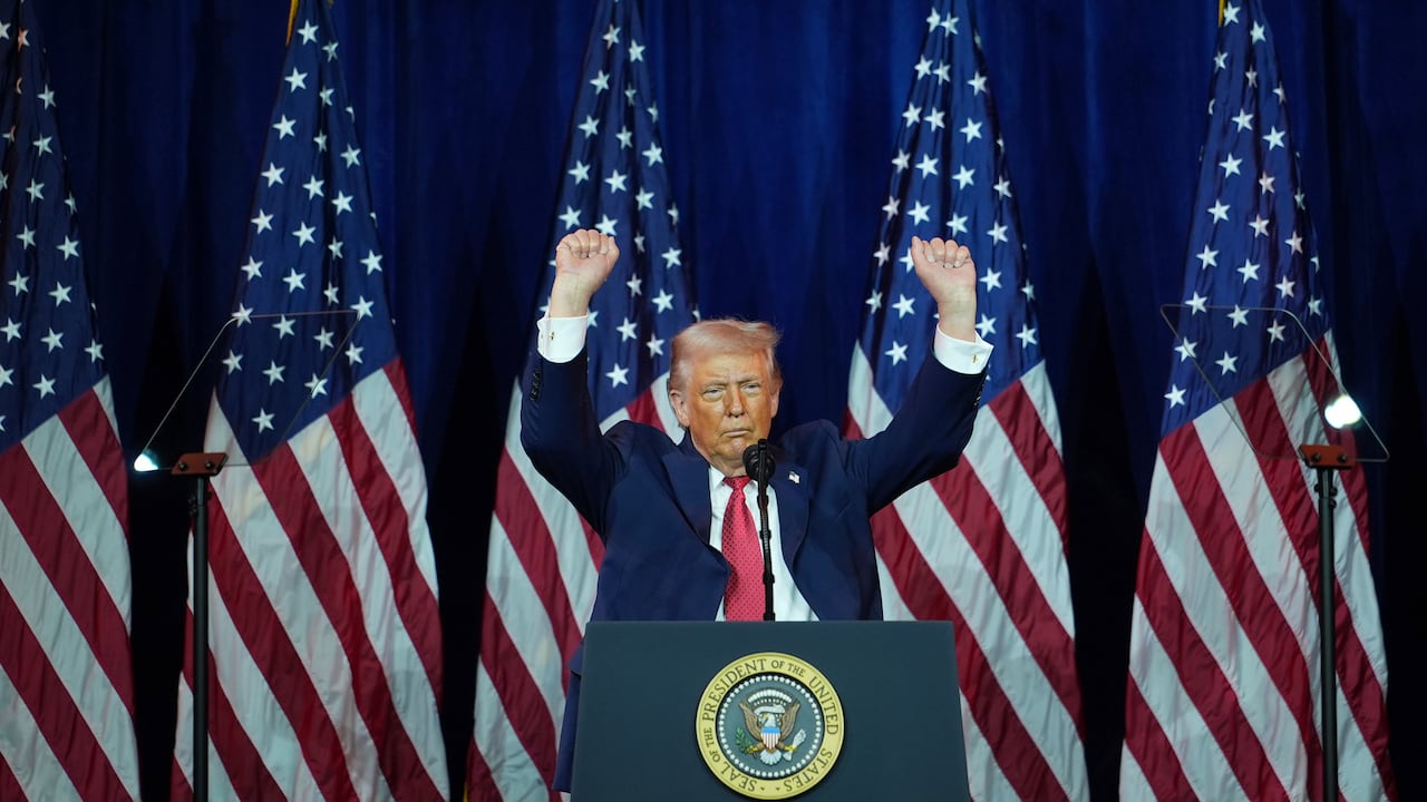 El presidente Donald Trump habla con los legisladores republicanos de la Cámara de Representantes durante su retiro político anual, el martes 6 de enero de 2026, en Washington.