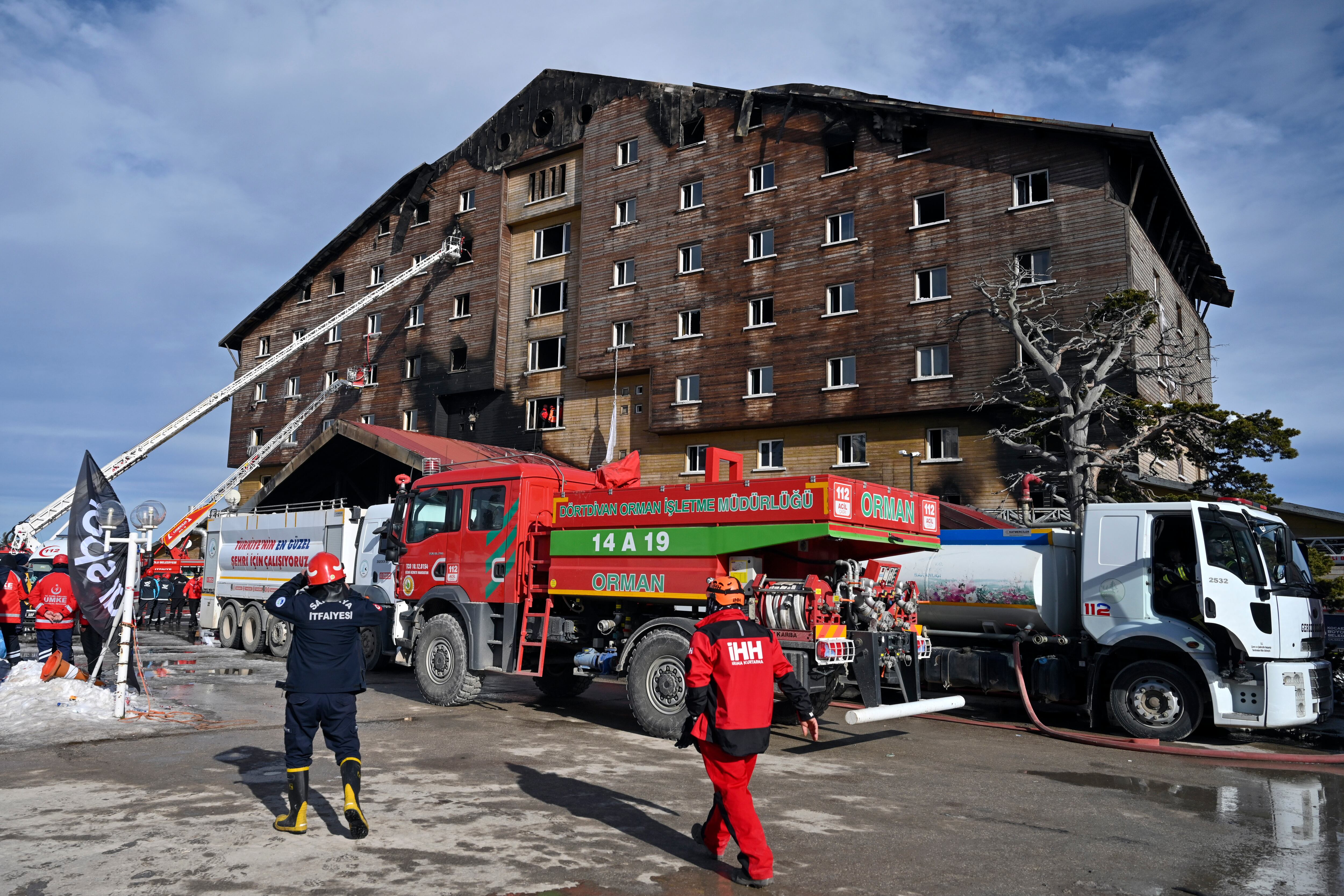 El fuego ya está controlado por los bomberos, se siguen las investigaciones de las causas del incendio.