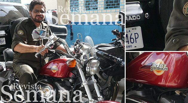 Detrás de Márquez se alcanza a observar una parte de un campero Toyota Prado con una placa de Venezuela.