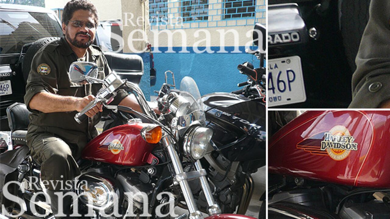 Detrás de Márquez se alcanza a observar una parte de un campero Toyota Prado con una placa de Venezuela.