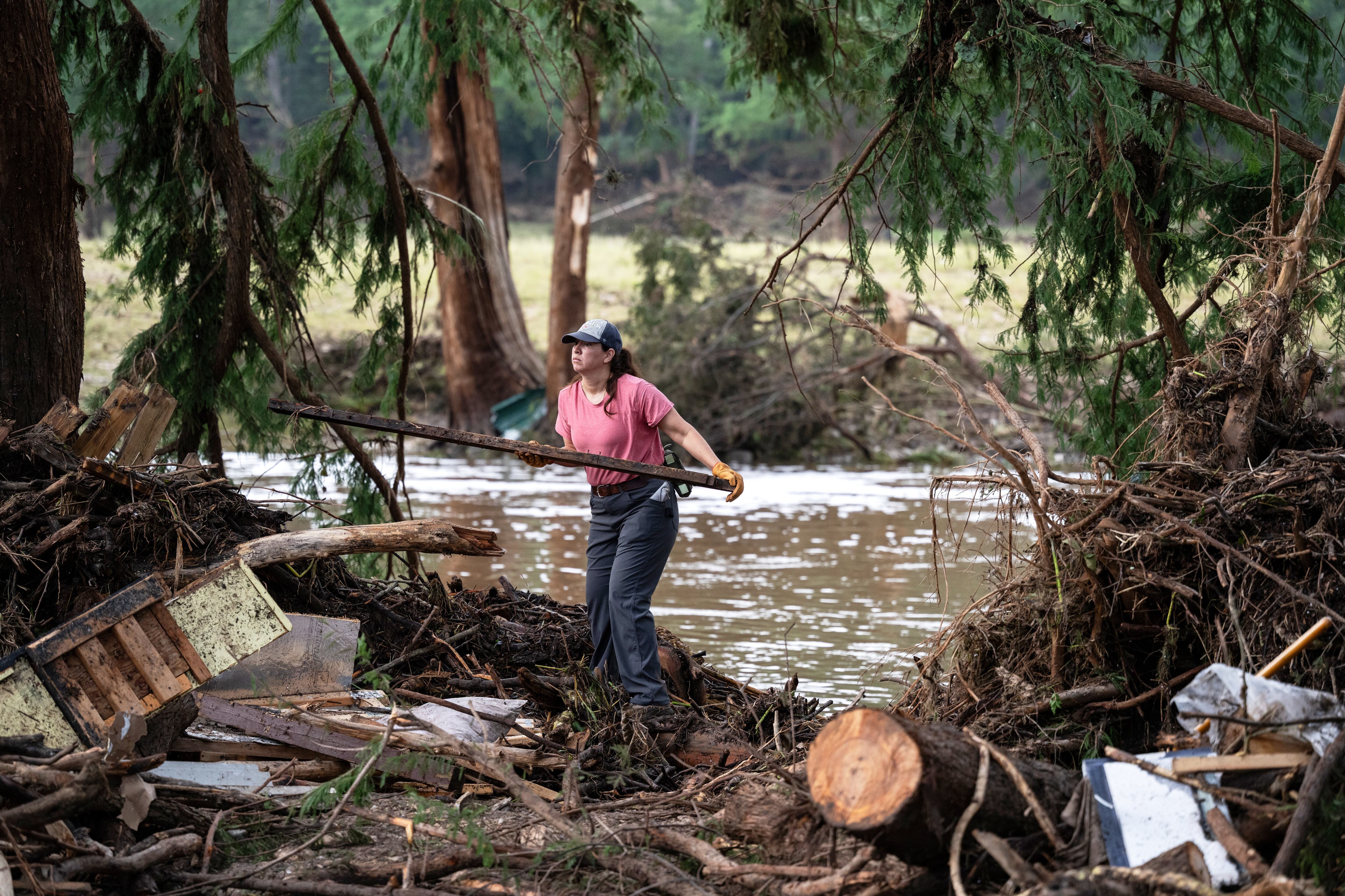 Un equipo de bomberos de Ciudad Acuna, a la izquierda, ayuda en los esfuerzos de búsqueda y rescate cerca del río Guadalupe después de que una inundación repentina barrió la zona el lunes 7 de julio de 2025 en Ingram, Texas. (AP Photo/Eli Hartman)