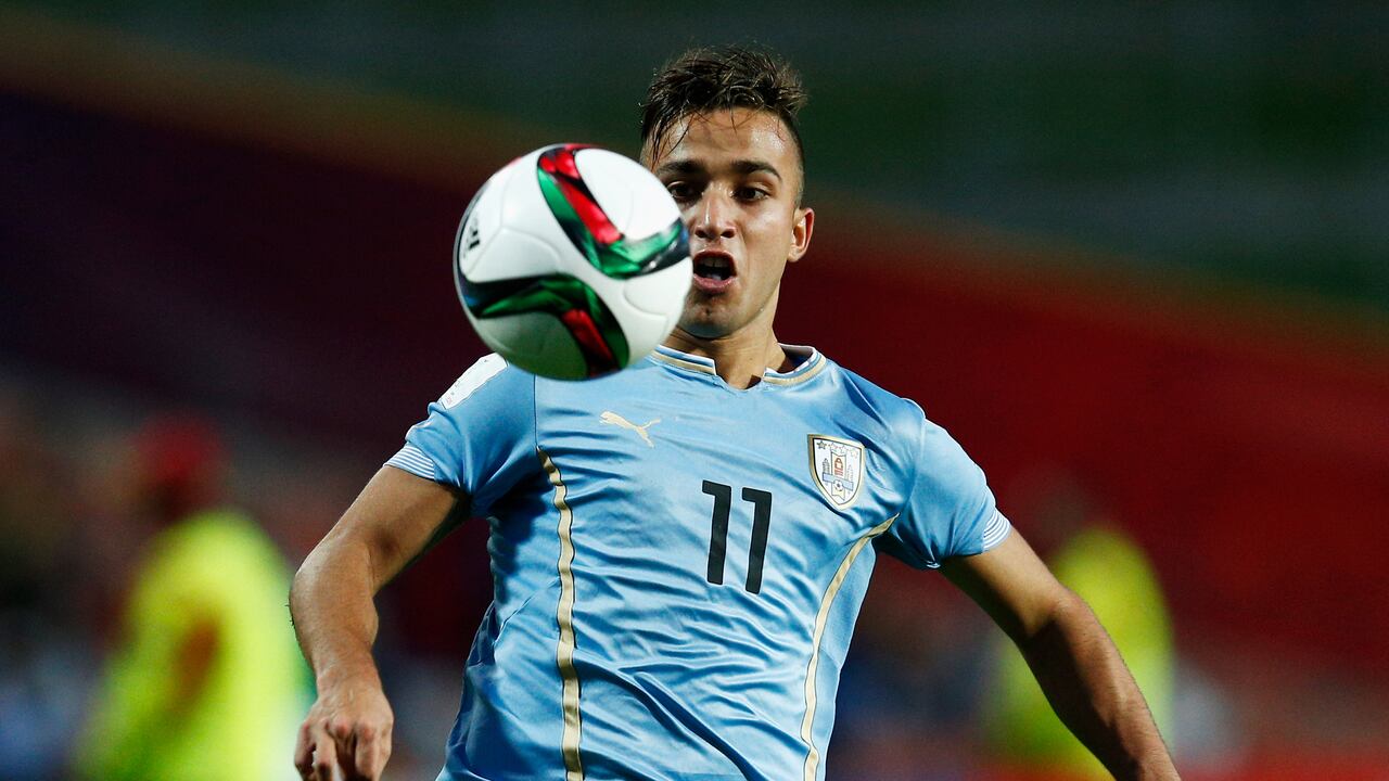 HAMILTON, NUEVA ZELANDA - 06 de junio: Franco Acosta # 11 de Uruguay en acción durante la Copa Mundial Sub-20 de la FIFA Nueva Zelanda 2015 Grupo D partido entre Malí y Uruguay celebrado en el Estadio Waikato el 6 de junio de 2015 en Hamilton, Nueva Zelanda. (Foto de Dean Mouhtaropoulos - FIFA / FIFA vía Getty Images)