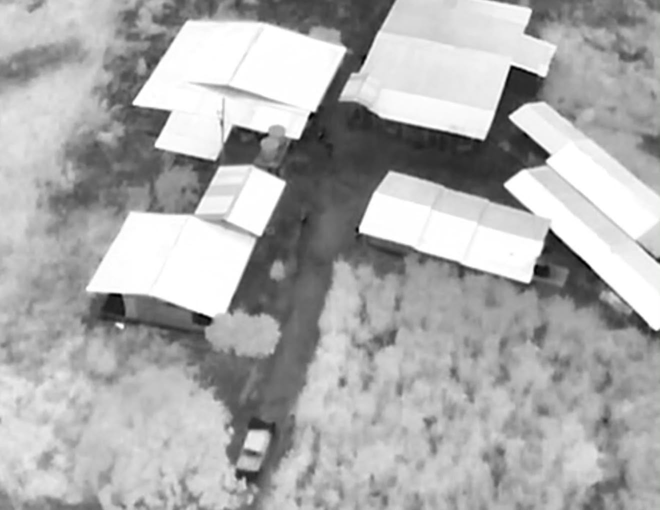 Imagen de dron de la fuerza pública en operativo contra un extraditable.