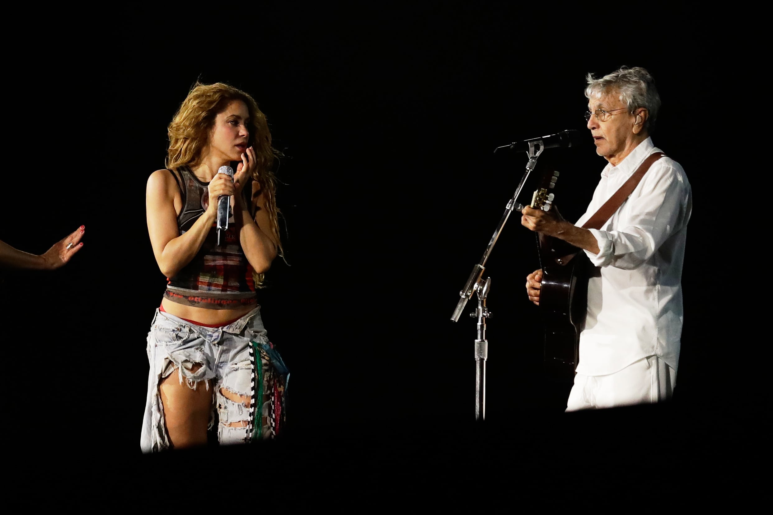 La cantante colombiana Shakira y el cantante brasileño Caetano Veloso participan en un ensayo un día antes del concierto gratuito de Shakira, en la playa de Copacabana, en Río de Janeiro.