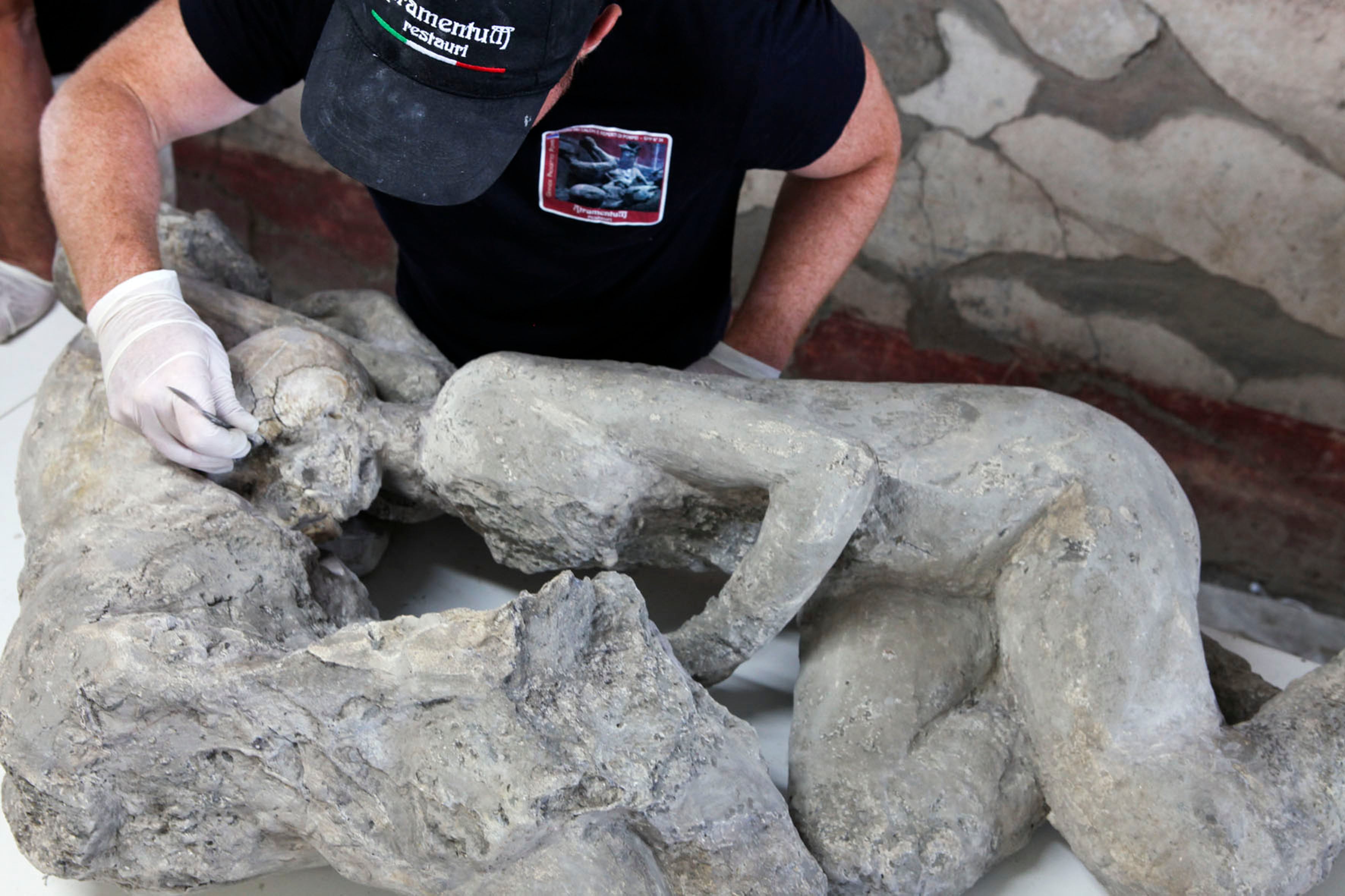 Restauradores y técnicos analizan a las víctimas petrificadas de la erupción del volcán Vesubio del 79 d.C. Dentro de un laboratorio en el sitio arqueológico de Pompeya. Todas las víctimas petrificadas fueron escaneadas con TAC. (Foto de Salvatore Laporta/KONTROLAB/LightRocket vía Getty Images)