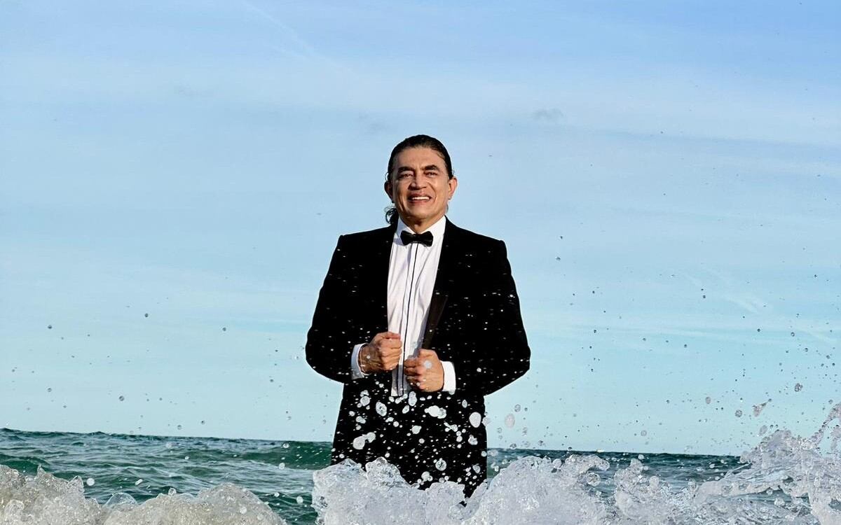 El exsenador luce sonriente con un esmoquin en el mar.