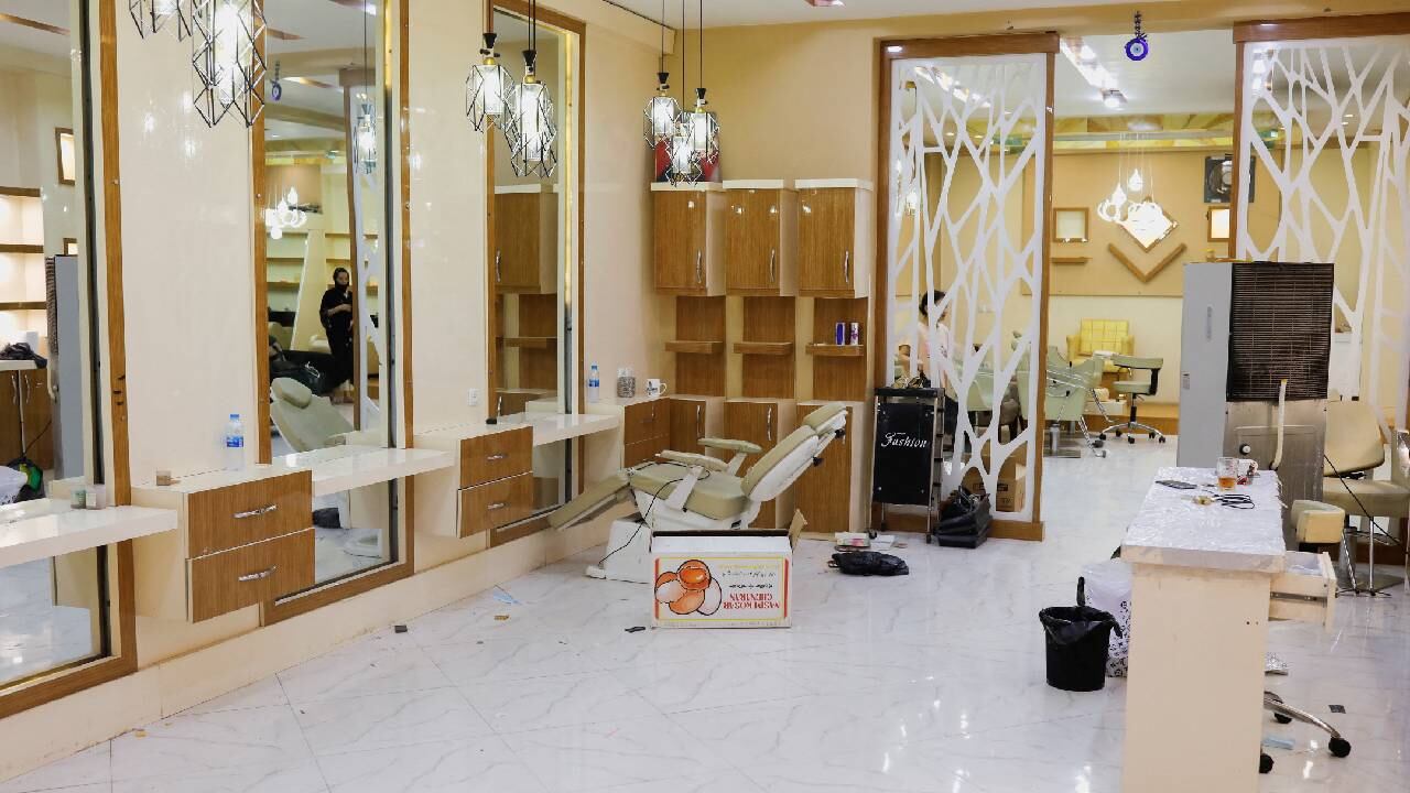 Una vista general de un salón de belleza en Kabul, Afganistán.