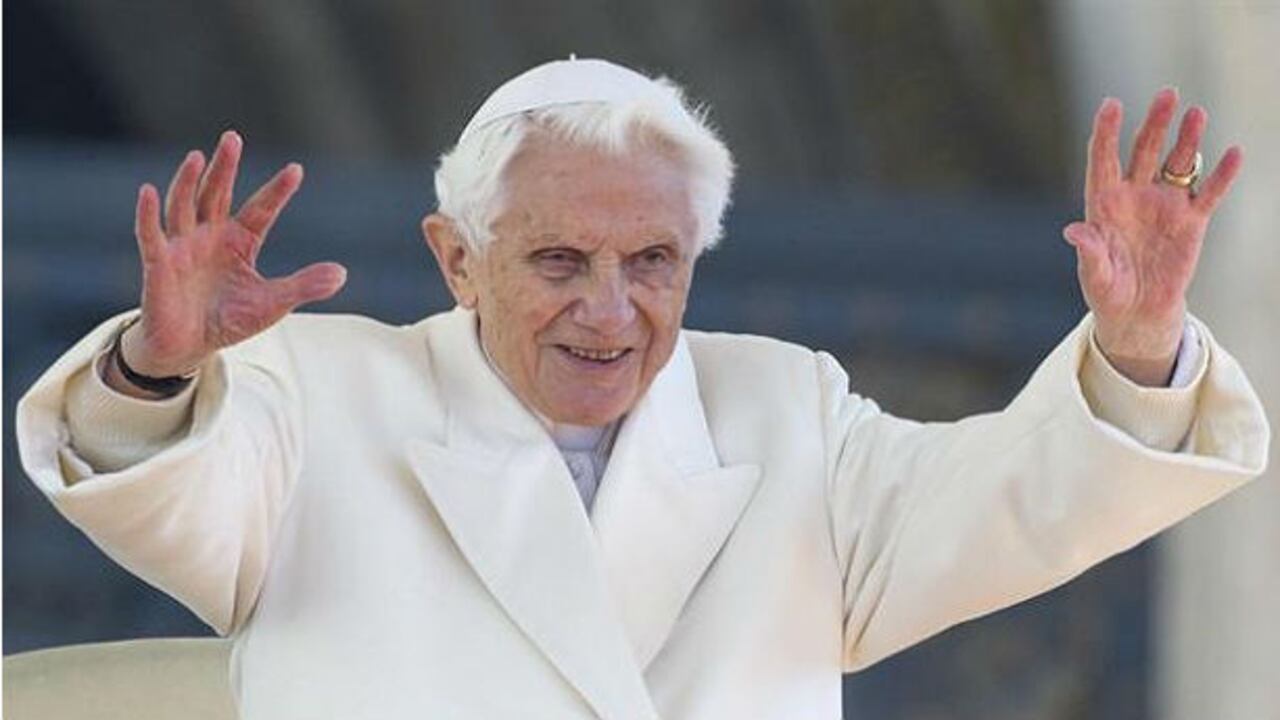 Joseph Ratzinger, de 93 años, dice ser víctima de una "deformación malintencionada de la realidad" en este libro llamado "Benedicto XVI - Una vida" y que incluye varias entrevistas.