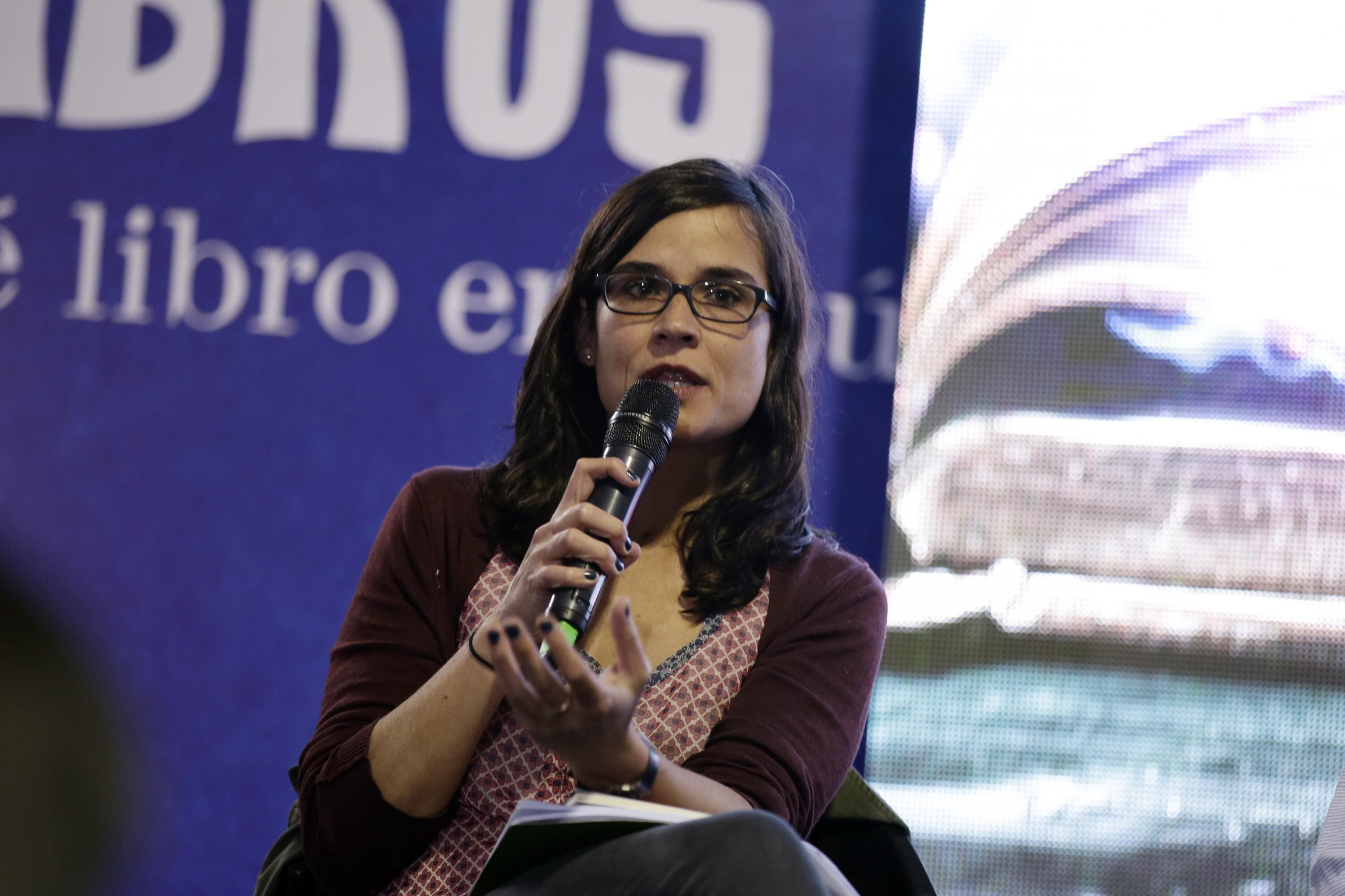 La escritora Carolina Sanín fue la primera en pronunciarse sobre este hecho.