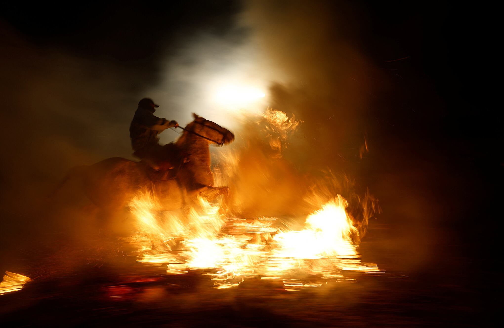 En imágenes : Un jinete atraviesa llamas durante la celebración anual de "Luminarias" en la víspera del día de San Antonio.
